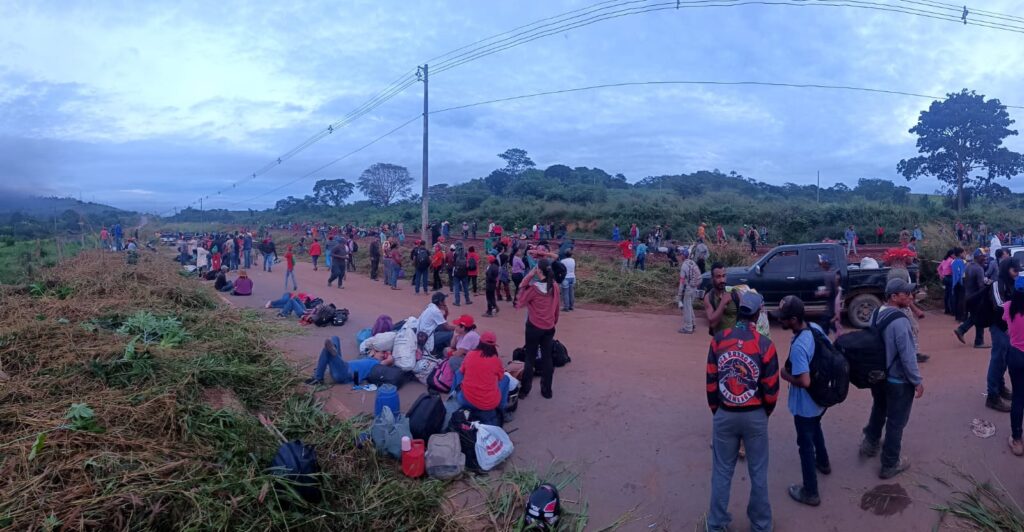 Os sem-terra fecharam duas vezes recentemente a Estrada de Ferro Carajás, operada pela Vale, para pressionar pela reforma agrária na região de Parauapebas (Foto: Divulgação/MST)
