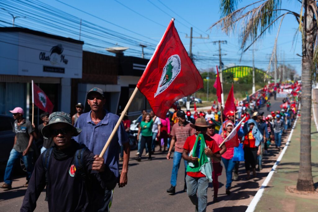 Sem-terra marcham pelas ruas de Parauapebas para pressionar a prefeitura a reconhecer a escola do acampamento Terra e Liberdade (Foto: Divulgação/MST)