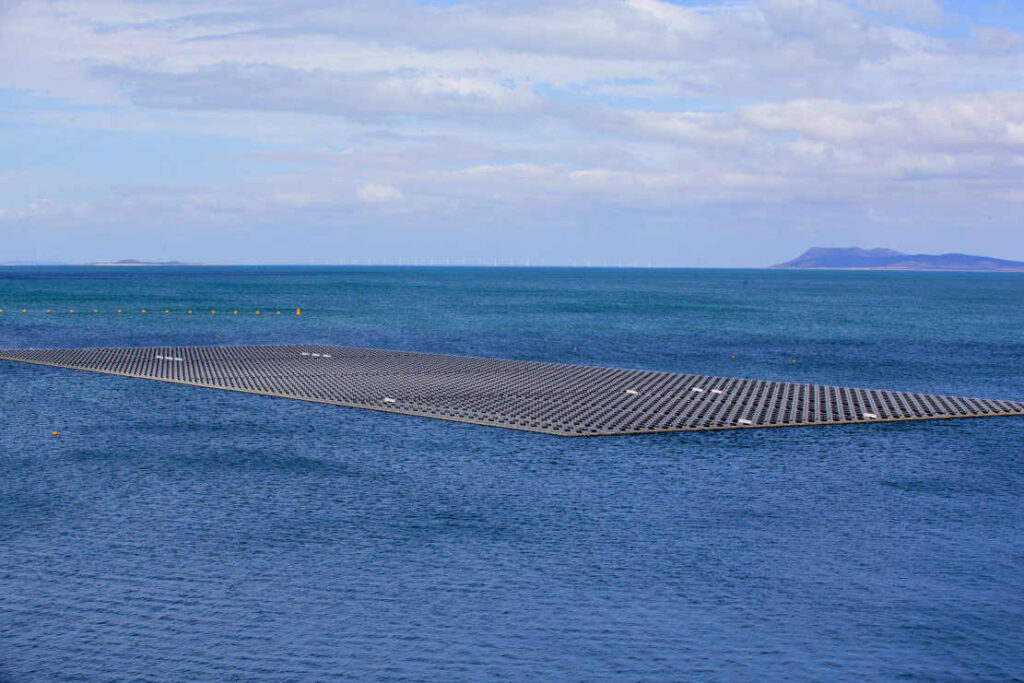 Usinas fotovoltaicas são instalações de médio a grande porte destinadas à geração de energia elétrica por conversão direta da luz solar, com foco na comercialização da energia. Acima, usina fotovoltaica flutuante da Companhia Hidro Elétrica do São Francisco (Foto: Divulgação/MME/2018)
