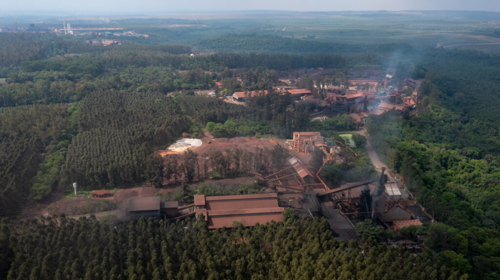 Foto da siderurgica Viena, em Açailândia. Reportagem mostra a história de um trabalhador amarrado e espancado em uma carvoaria, que fornece carvão para a Siderúrgica Viena, em Açailândia. Casos de trabalho análogo à escravidão são recorrentes entre os fornecedores da Viena, que é investigada pelo Ministério Público do Trabalho. A Viena é uma das fornecedores de gusa para indústrias da Europa e Estados Unidos, incluindo uma fábrica da Toyota nos EUA. Foto de João Laet / Repórter Brasil