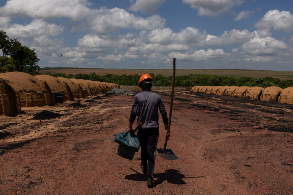 Segundo relatório do MPT, Viena exercia controle sobre a qualidade do carvão produzido e também fixava os preços de compra (Foto: João Laet/Repórter Brasil)