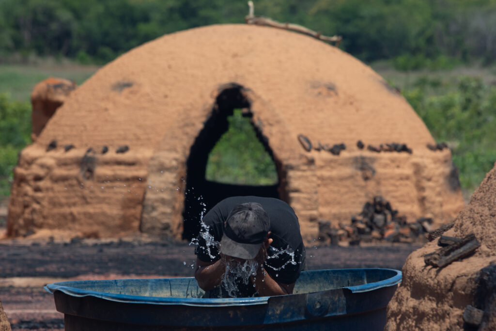 “O maior risco é a fumaça nos olhos da gente. À noite também tem perigo de cobra pegar. Eu vou sempre com uma lanternazinha, mas é um perigo”, diz um trabalhador de uma carvoaria no Maranhão (Foto: João Laet/Repórter Brasil)