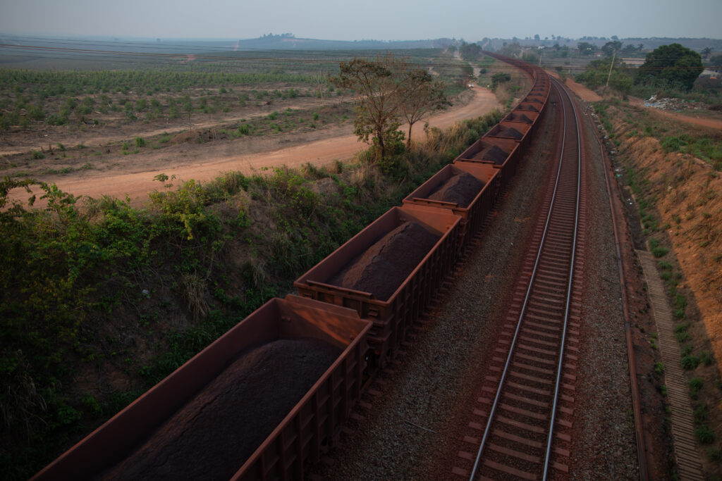 Minério transportado por ferrovia da Vale é misturado com carvão vegetal para dar origem ao ferro-gusa, liga metálica com diversas aplicações (Foto: João Laet/Repórter Brasil)
