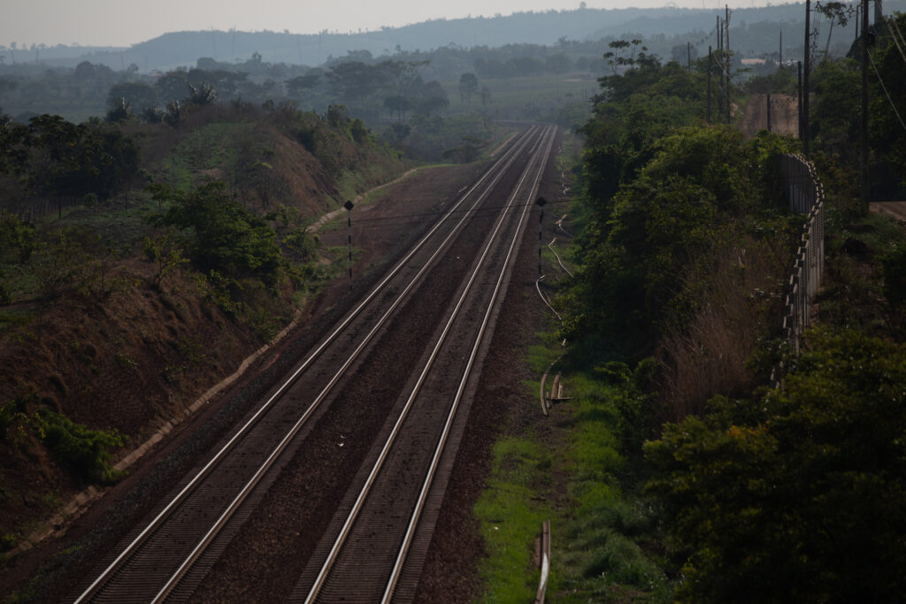 Ferrovia de Carajás, que transporta o ferro gusa até o porto do Maranhão. Reportagem mostra a história de um trabalhador amarrado e espancado em uma carvoaria, que fornece carvão para a Siderúrgica Viena, em Açailândia. Casos de trabalho análogo à escravidão são recorrentes entre os fornecedores da Viena, que é investigada pelo Ministério Público do Trabalho. A Viena é uma das fornecedores de gusa para indústrias da Europa e Estados Unidos, incluindo uma fábrica da Toyota nos EUA. Foto de João Laet / Repórter Brasil