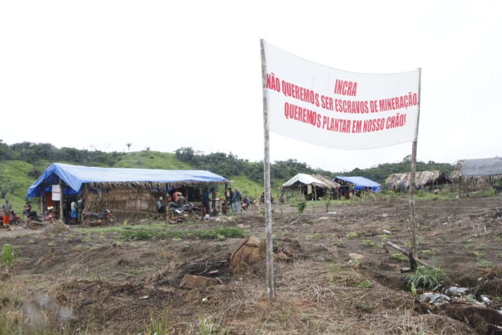 Acampados no PA Ressaca reivindicam o assentamento das famílias pelo governo federal e a revogação do Contrato de Concessão de Uso da área pretendida pela Belo Sun para a instalação da mina de ouro. Foto: Verena Glass/Movimento Xingu Vivo