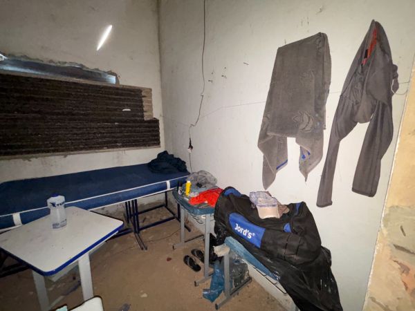 Alojamento dos dois trabalhadores venezuelanos resgatados em obra do governo de Rondônia tinha condiçoes precárias, segundo a fiscalização (Foto: Reprodução/MPT)