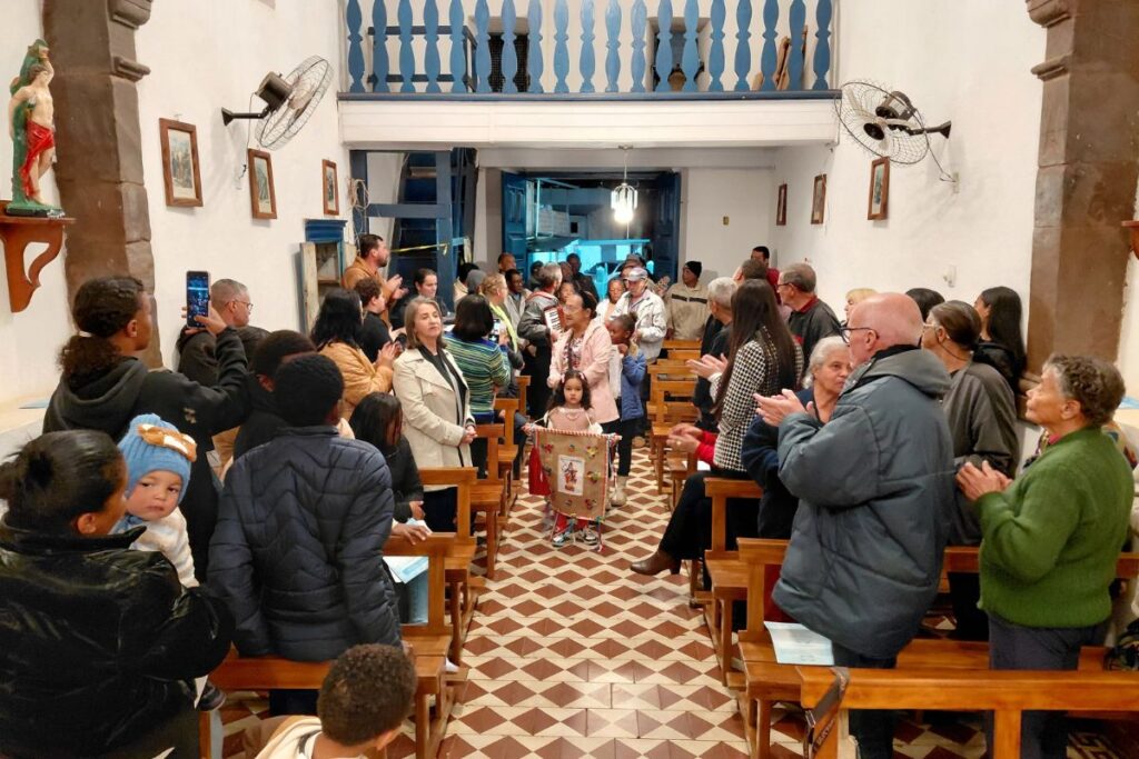 Durante a celebração do reconhecimento como quilombola na Capela de Santa Quitéria, o padre comparou a disputa entre moradores e mineradora como uma luta de Davi contra Golias (Foto: Diocese de Congonhas / Divulgação)