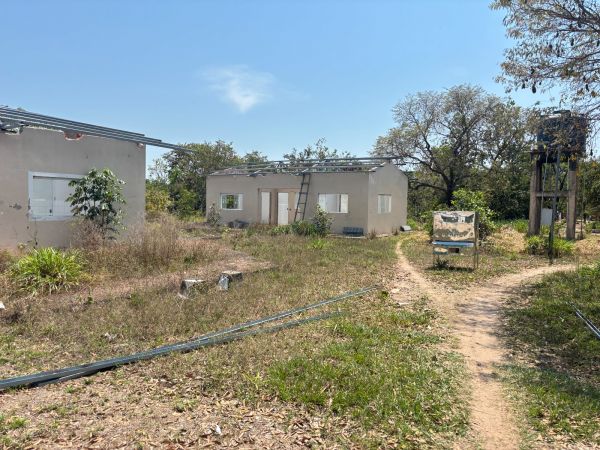 A Escola 5 de Julho passa por reforma por enfrentar vários problemas, como banheiros quebrados e infestação de morcegos. Unidade também sofre com falta de merenda escolar e insuficiência de materiais pedagógicos, segundo o MPT (Foto: Reprodução/MPT)
