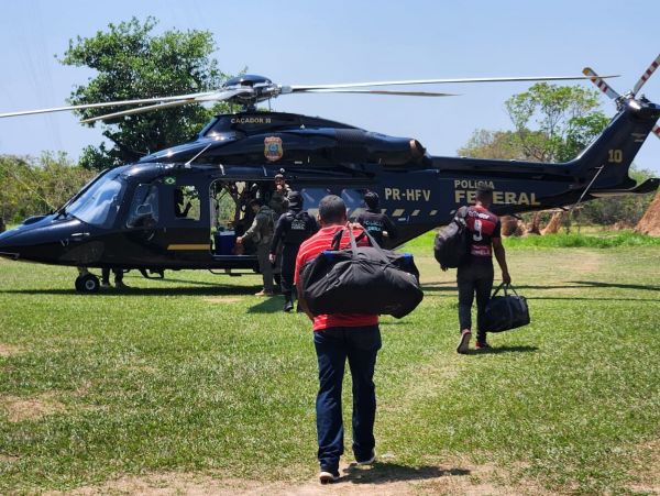 Força-tarefa de fiscalização teve apoio de helicóptero da Polícia Federal para chegar ao local do resgate dos trabalhadores, na Terra Indigena Rio Guaporé, na fronteira com a Bolívia (Foto: Reprodução/MPT)