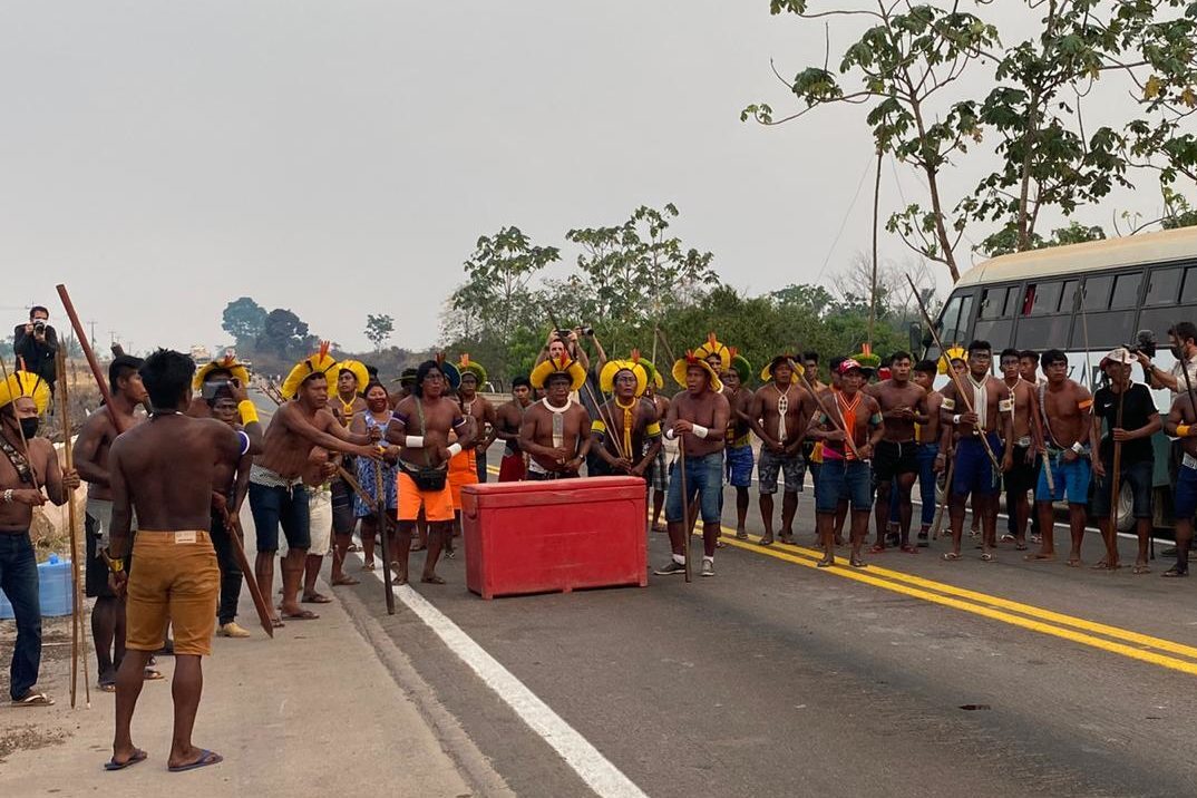 Protesto kayapó na BR-163 em 2021 para cobrar medidas contra os impactos da rodovia sobre povos indígenas (Divulgação/Instituto Kabu)