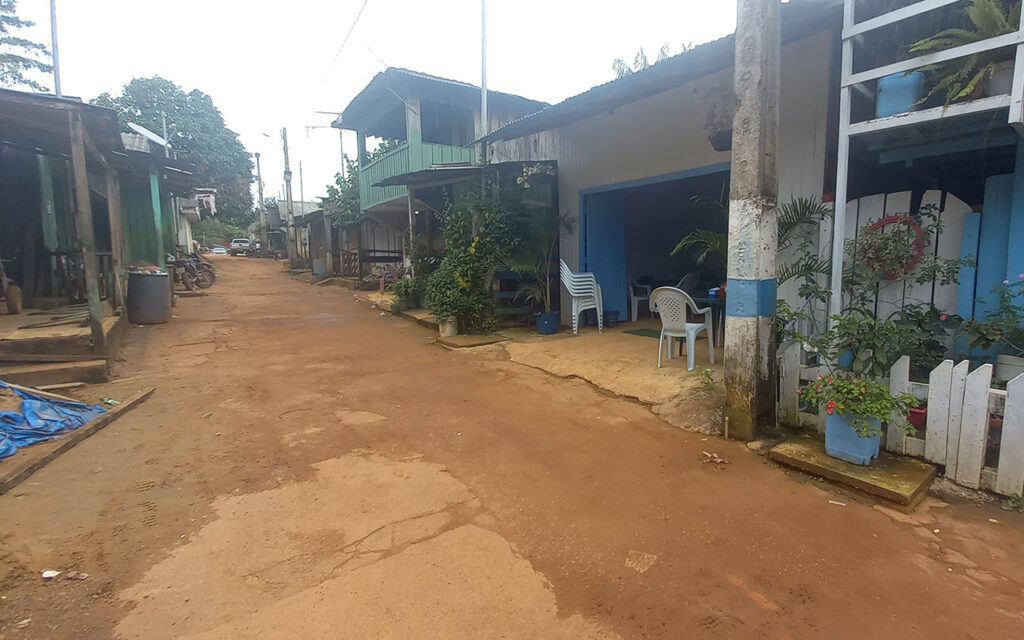 “Mais de 50% das famílias da comunidade não têm para onde ir. Não tem condição de alugar uma casa na cidade”, alerta um morador da Vila Ressaca, ameaçada de despejo (Foto: Verena Glass/Movimento Xingu Vivo)
