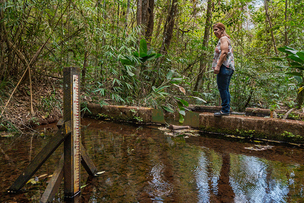 A presidente da associação de moradores da Jangada, Meiry Cruz Pires, lembra do impacto que o rompimento da barragem teve na comunidade: "um inferno" (Foto: Tamás Bodolay/Repórter Brasil)