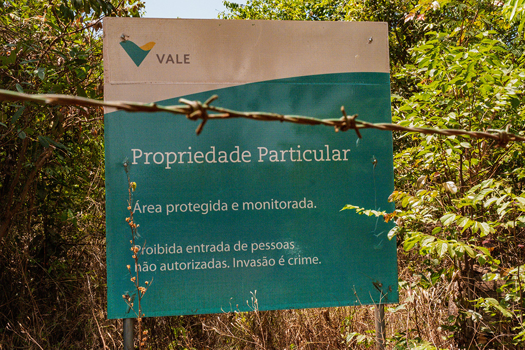 Apesar de arrendada pela Itaminas, as placas de identificação da Mina da Jangada permanecem indicando a propriedade da Vale, inclusive a que está no terreno onde fica a captação de água da comunidade (Foto: Tamás Bodolay/Repórter Brasil)