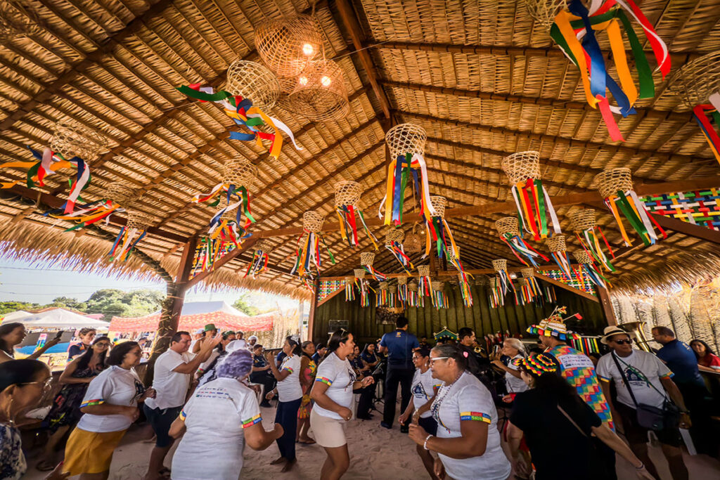 Palha da piaçabeira é um dos principais elementos da festa: refresca e acolhe (Foto: Leonardo Milano/Repórter Brasil)