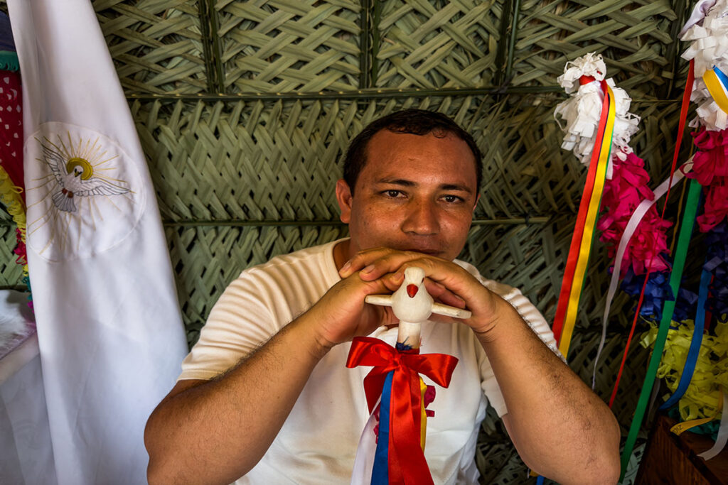 Juizado Sairé desde 2018, o indígena Borari Osmar Vieira afirma que o Sairé é o legado vivo de seu povo em Alter do Chão, que está ameaçado pela gana de quem vem de fora (Foto: Leonardo Milano/Repórter Brasil)