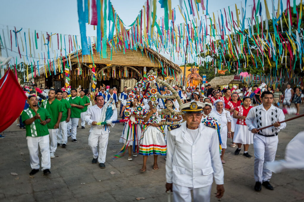 O cortejo do Sairé tem influência indígena, católica e afro-amazônica, representando tradição e resistência em Alter do Chão (Foto: Leonardo Milano/Repórter Brasil)