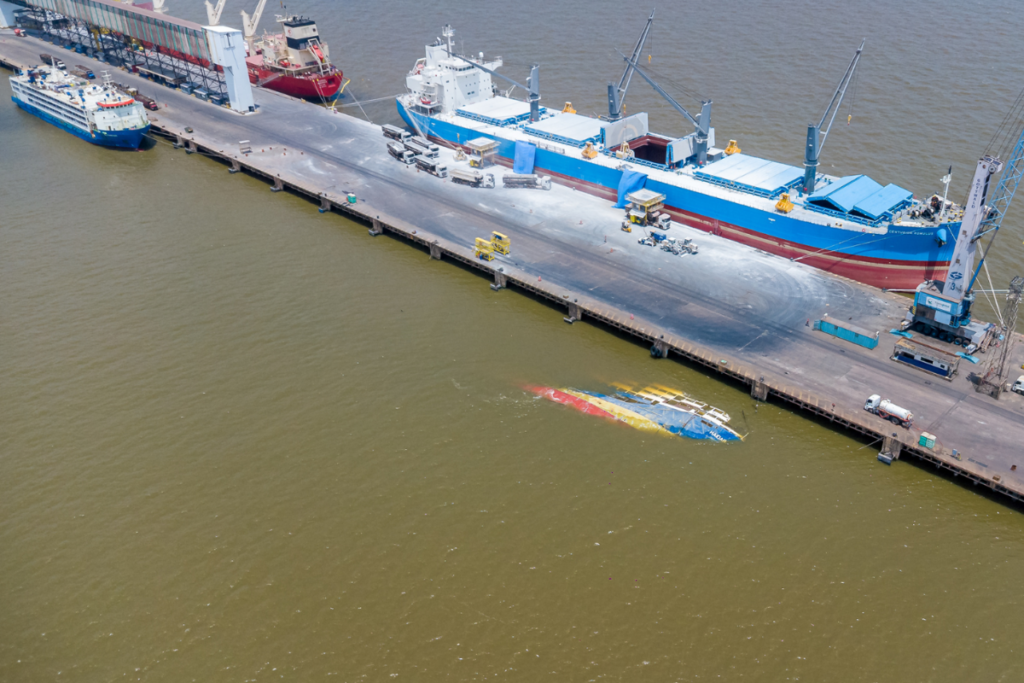 Dez anos após o naufrágio, o Haidar permanece no porto de Vila do Conde, gerando prejuízos econômicos e temor de um novo derramamento de óleo (Foto: Divulgação/Portal Barcarena)