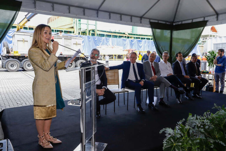 Embarque do primeiro carregamento de lítio da Sigma Lithium foi acompanhado pela presidente da mineradora, Ana Cabral, e autoridades como (sentado, a partir do 2º da esq. para dir.): o governador capixaba Renato Casagrande, o vice-presidente Geraldo Alckmin e o governador mineiro Romeu Zema (Foto: Cristiano Machado/Imprensa MG)