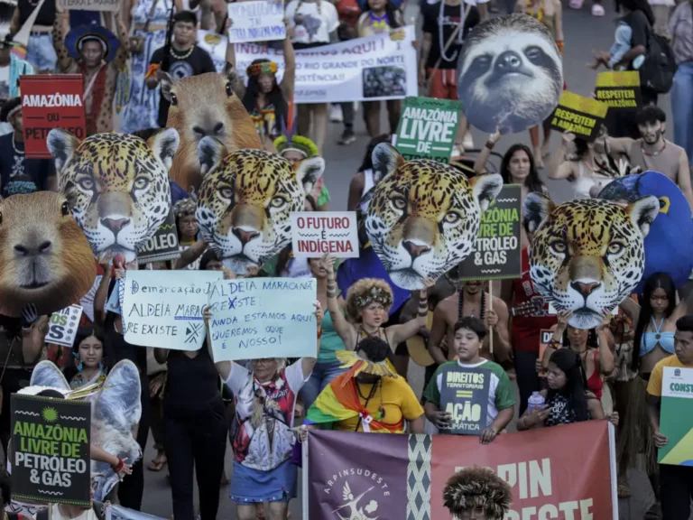 Movimentos marcham durante o Acampamento Terra Livre, em Brasília, de 2025; COP paralela em Belém vai apresentar agenda própria (Foto: Joédson Alves/Agência Brasil)