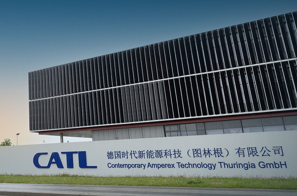 A empresa chinesa CATL é a maior fabricante mundial de baterias e está entre as clientes do Grupo Yahua, abastecido de lítio pela Sigma. A CATL, contudo, diz que investigou, mas não encontrou problemas ambientais na sua cadeia de fornecimento (Foto: Divulgação/CATL)