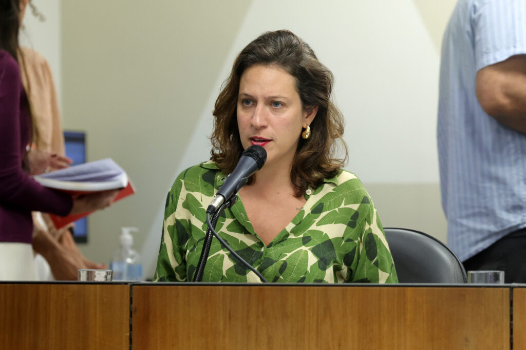A deputada estadual Bella Gonçalves (PSOL) quer que o governador Romeu Zema revogue a nomeação do novo chefe do órgão ambiental de MG (Foto: Henrique Chendes/ALMG)