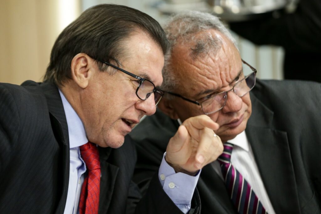 Decisão que pode beneficiar empresa autuada por trabalho escravo foi tomada pelo ministro do Trabalho substituto Francisco Macena da Silva, na foto ao lado do ministro titular da pasta, Luiz Marinho (Foto: Marcelo Camargo/Agência Brasil)