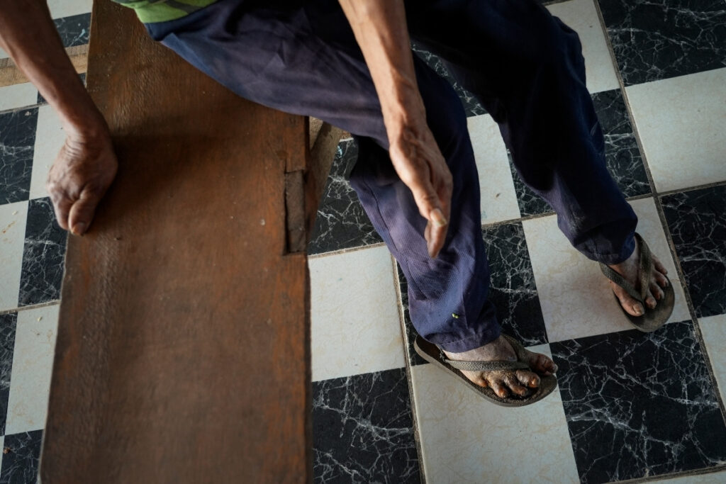 Victims of slave labor in cattle ranching include workers hired to clear pastures and build fences and corrals (Photo: Fernando Martinho/Repórter Brasil)