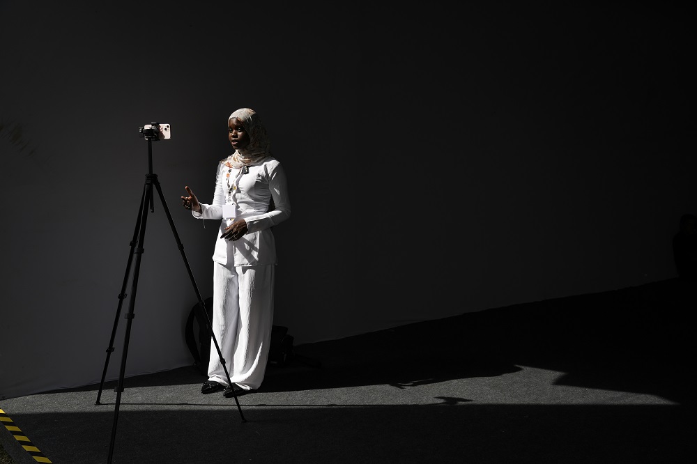 Jornalista muçulmana acha fresta de sol para reportagem na Blue Zone (Foto: Fernando Martinho/Repórter Brasil)