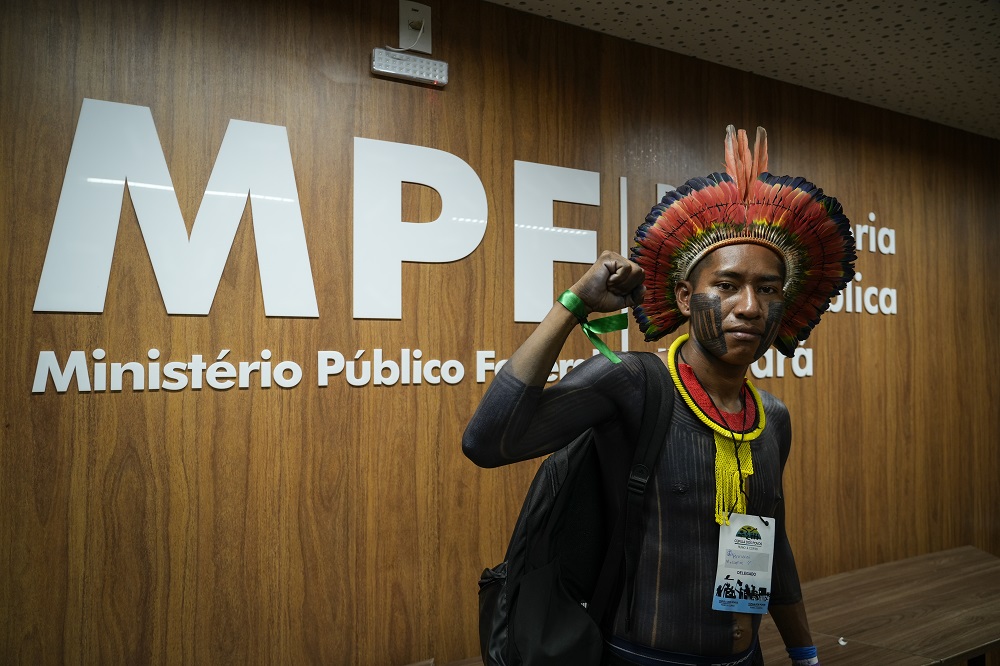 Jovem Kayapó na sede do Ministério Público Federal em Belém, durante o Tribunal dos Povos contra o Ecogenocídio, na 30ª Conferência das Nações Unidas sobre Mudança do Clima (Foto: Fernando Martinho/Repórter Brasil)