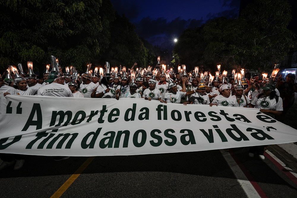 Lideranças extrativistas e apoiadores protestam usando porangas na cabeça durante a marcha 'Porangaço dos Povos da Floresta', em celebração aos 40 anos de atuação do Conselho Nacional das Populações Extrativistas (Foto: Fernando Martinho/Repórter Brasil)