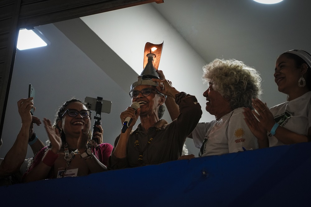 A Ministra do Meio Ambiente e Mudança do Clima, Marina Silva, coloca uma poranga na cabeça relembrando seus tempos de seringueira no Acre, ao final da marcha 'Porangaço dos Povos da Floresta', que celebrou os 40 anos de atuação do Conselho Nacional das Populações Extrativistas (Foto: Fernando Martinho/Repórter Brasil)