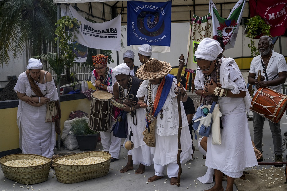Cerimônia inter-religiosa na sede do Ministério Público Federal, em Belém, durante a abertura do Tribunal dos Povos contra o Ecogenocídio, evento paralelo à COP30 (Foto: Fernando Martinho/Repórter Brasil)