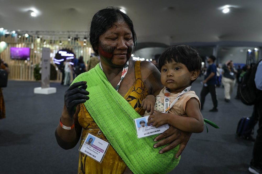 Jovem Kayapó com seu crachá (e seu bebê) na zona azul (Foto: Fernando Martinho/Repórter Brasil)