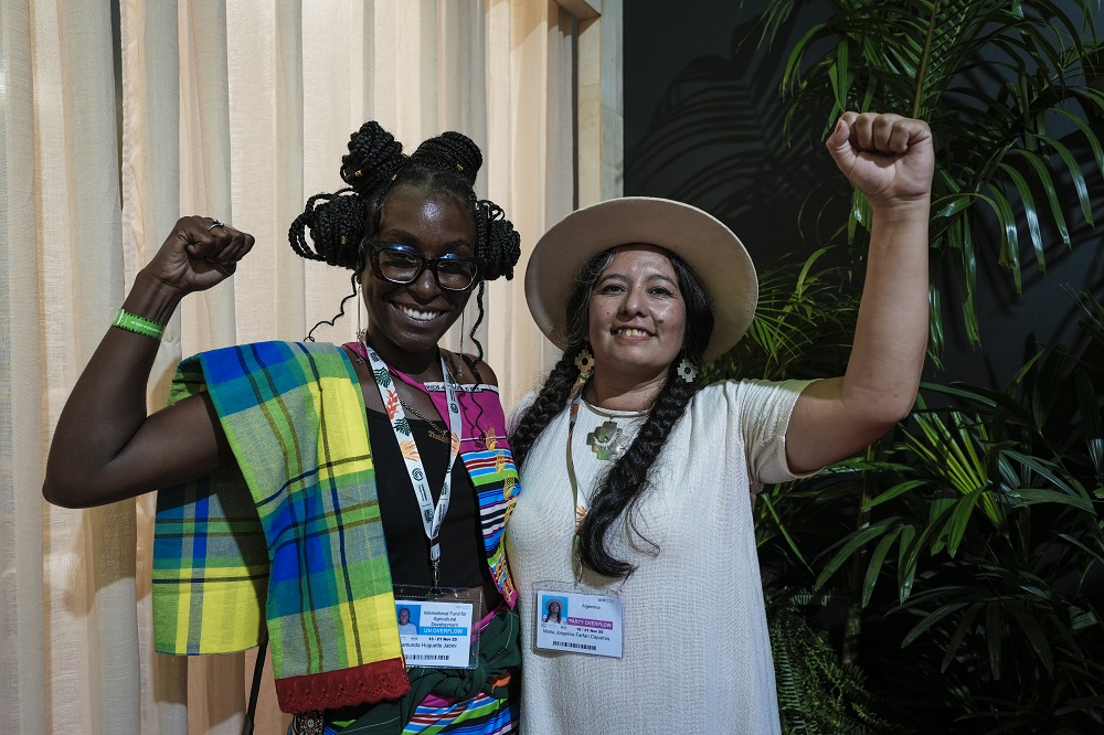 As ativistas Samunda Jabini, do Suriname, e Maria Caparros, da Argentina (da esq. para dir.); lideranças mulheres sul-americanas debatem mineração em seus territórios (Foto: Fernando Martinho/Repórter Brasil)