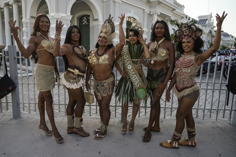 Integrantes do coletivo LGBTQIAPN+ Rainha das Matas, da Ilha do Marajó, reivindicam voz e visibilidade na marcha da COP30 (Foto: Fernando Martinho/Repórter Brasil)