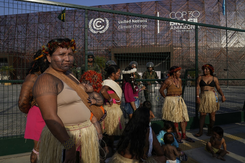 Maria Leusa Munduruku amamenta seu bebê Junior durante protesto dos Munduruku na entrada da Blue Zone (Foto: Fernando Martinho/Repórter Brasil)