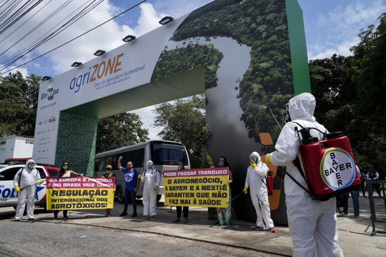 Ativistas protestam contra a fabricante de agrotóxicos Bayer, na entrada da Agrizone, espaço montado pela Embrapa e pela CNA dedicado ao agronegócio durante a COP (Foto: Fernando Martinho/Repórter Brasil)