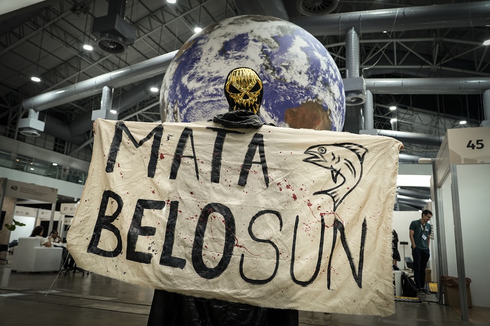 Protesto na Blue Zone contra a mineradora Belo Sun, que planeja instalar a maior mina de ouro a céu aberto do mundo na região de Altamira, às margens do rio Xingu (Foto: Fernando Martinho/Repórter Brasil)