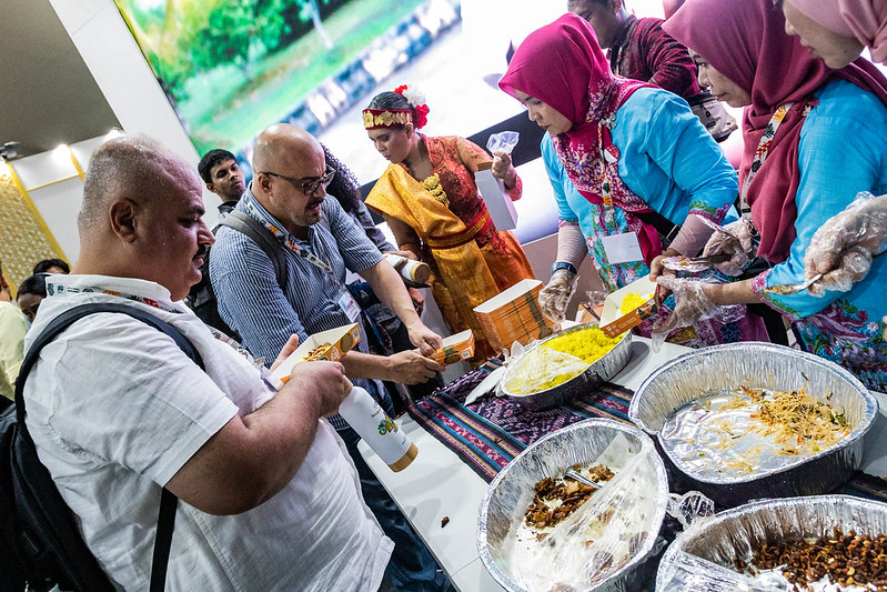 Um olhar panorâmico no refeitório mostra que a COP é feita muito mais por voluntários, ativistas e participantes de países pequenos do que por engravatados e lobistas (Foto: Oliver Kornblihtt/Mídia Ninja)