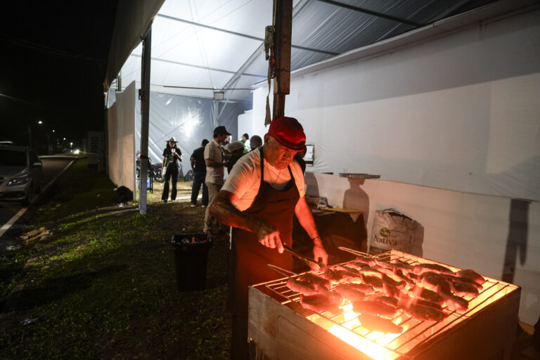 Churrasco da indústria da carne na COP30 tinha o objetivo, segundo o convite, de “destacar a excelência da carne bovina brasileira” (Foto: Fernando Martinho/Repórter Brasil)