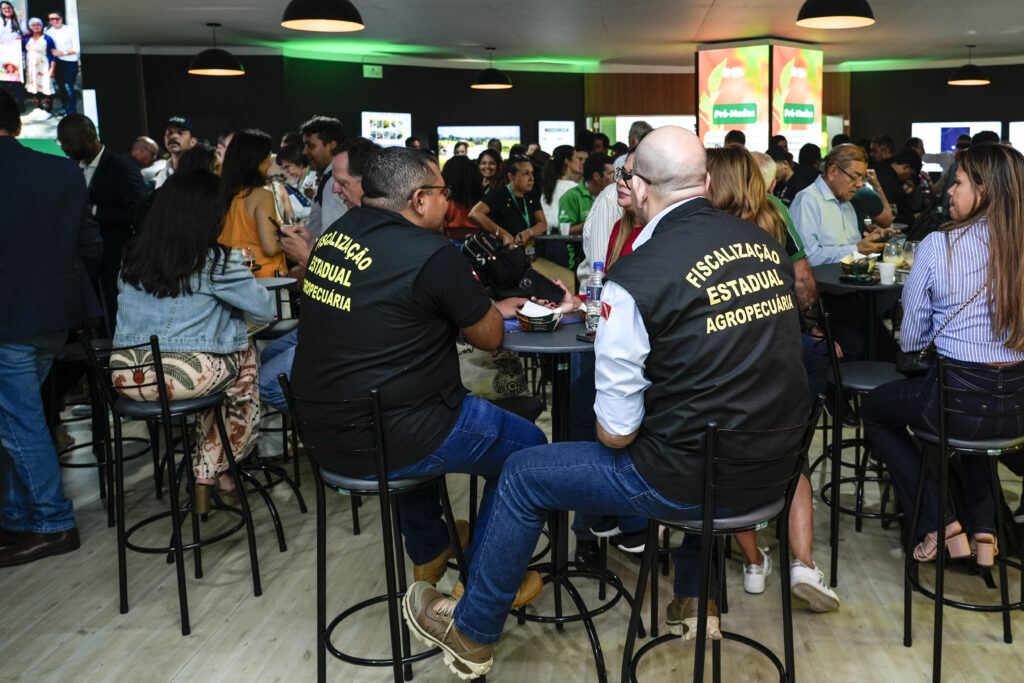 Local do churrasco da indústria de carne na Agrizone estava lotado: pecuaristas, políticos, técnicos e motoristas estavam entre os presentes (Foto: Fernando Martinho/Repórter Brasil)