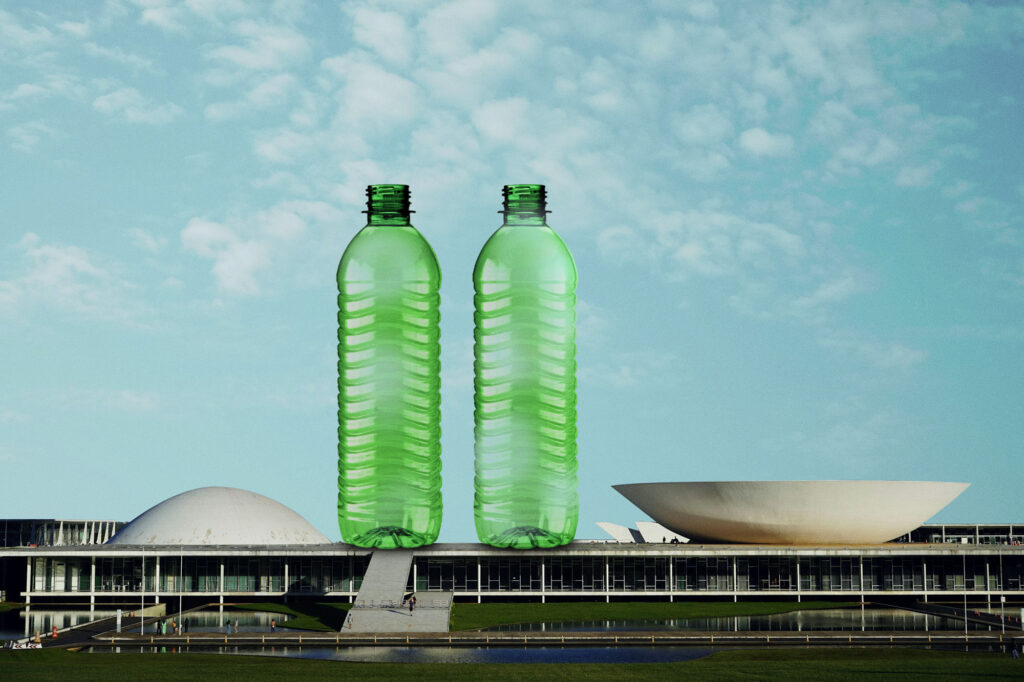 Hoje, tramitam no Congresso Nacional pelo menos 41 PLs (Projetos de Lei) que propõem limitar ou regular o uso do plástico. Lobby da indústria, porém, impede avanço dessas pautas (Arte: Rodrigo Bento/Repórter Brasil)