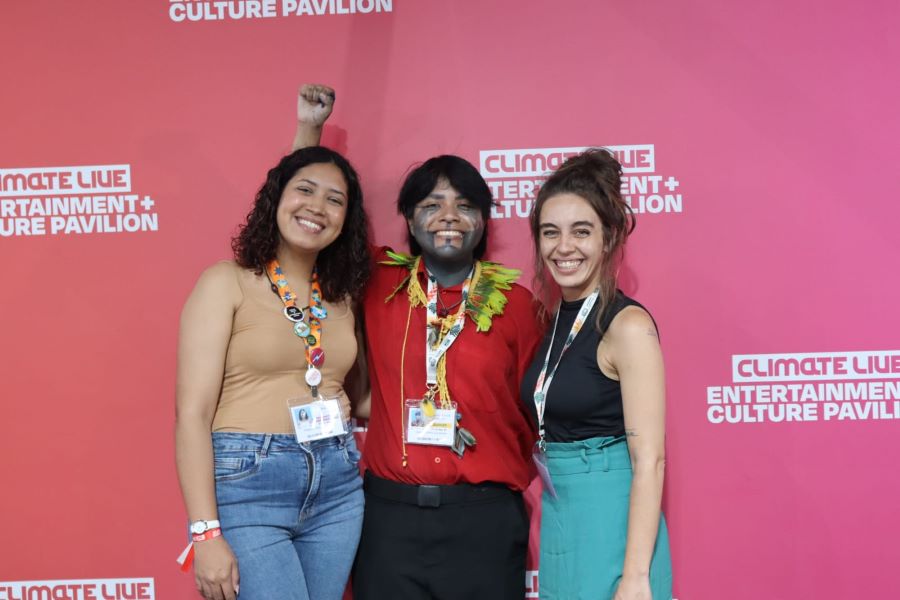 Isadora Canela, Thalia Silva e Itxalee Cinta Larga, participantes do painel sobre greenwashing e mineração (Foto: Jarê Pinagé/Engajamundo)