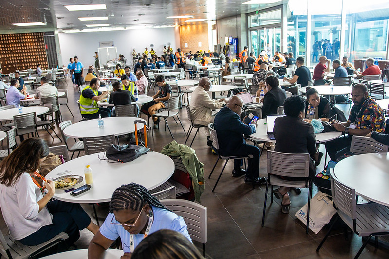 Mais do que autoridades, conferência do clima é feita por voluntários, ativistas, trabalhadores da montagem, jornalistas e participantes de países pequenos (Foto: Oliver Kornblihtt/Mídia Ninja)