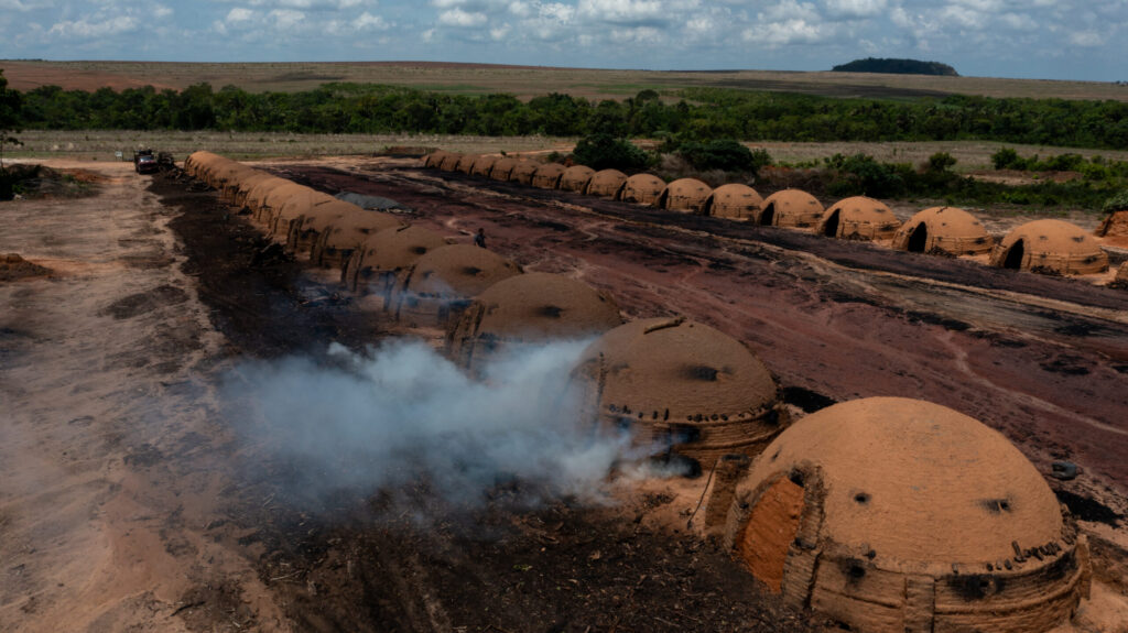 Carvoaria na área rural de Grajaú, no Maranhão. Reportagem mostra a história de um trabalhador amarrado e espancado em uma carvoaria, que fornece carvão para a Siderúrgica Viena, em Açailândia. Casos de trabalho análogo à escravidão são recorrentes entre os fornecedores da Viena, que é investigada pelo Ministério Público do Trabalho. A Viena é uma das fornecedores de gusa para indústrias da Europa e Estados Unidos, incluindo uma fábrica da Toyota nos EUA. Foto de João Laet / Repórter Brasil