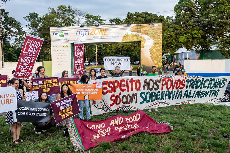 Protesto em frente à Agrizone: manifestantes afirmam que espaço tem objetivo de 'limpar a imagem' do agronegócio (Foto: Oliver Ninja/Mídia Ninja)