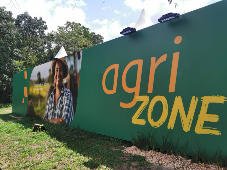 Entrada da Agrizone, espaço de discussões sobre o agronegócio na COP30, em Belém do Pará (Foto: Fernando Martinho/Repórter Brasil)