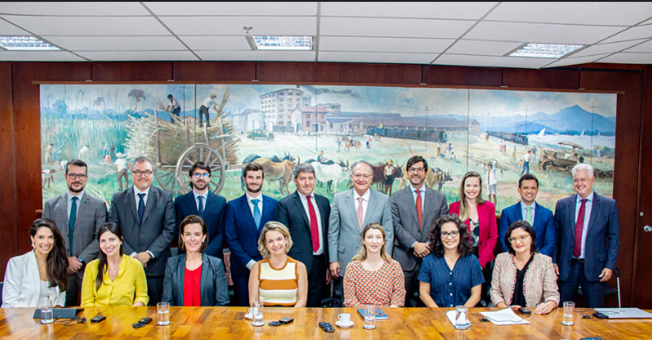 Foto de reunião de março de 2024 com Geraldo Alckmin, vice-presidente e titular do Ministério do Desenvolvimento, Indústria e Comércio (MDIC); governo federal recebeu dez vezes mais representantes da indústria do plástico do que ambientalistas, entre 2019 e 2025 (Foto: Divulgação/MDIC)