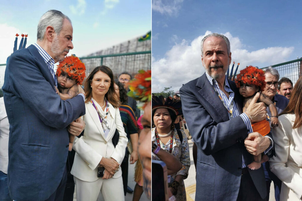 O embaixador André Correa do Lago, presidente da COP30, segurou o filho da ativista Maria Leusa Munduruku durante as negociações para liberar a entrada da Blue Zone, ao lado de Ana Toni (de branco), CEO da COP30 (Foto: Fernando Martinho/Repórter Brasil)