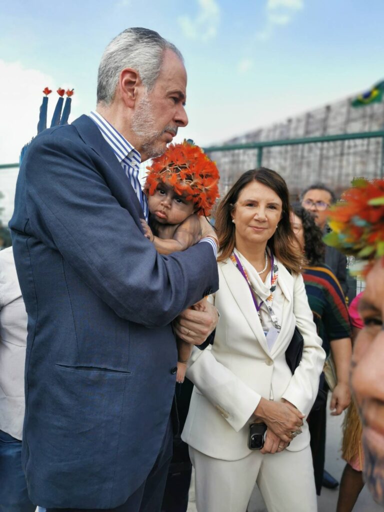 O embaixador André Correa do Lago, presidente da COP30, e Ana Toni, CEO da COP, chegam pra negociar com os Munduruku (Foto: Fernando Martinho/Repórter Brasil)